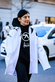black hoodi, printed hoodie, white jacket, printed jacket, julie ragolia, fashion week, frenchystyle, FW, jonathan paciullo, street style, vertical, atmosphere details, detail
