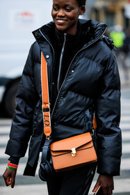 camel bag, crossbody bag, puffed jacket, winter jacket, zipped jacket, black trousers, black jacket, fashion week, frenchystyle, FW, jonathan paciullo, street style, PFW, PARIS, menswear, AUTUMN WINTER 2022-2023, FALL WINTER 2022-2023, FW 22-23, atmosphere details, detail, vertical