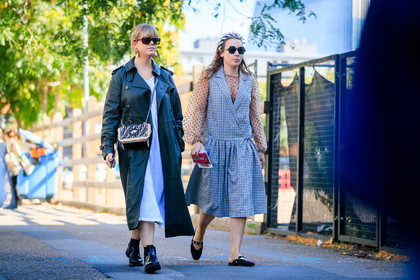 kaki trench coat, leather trench coat, long jacket, fendi bag, basket bag, straw bag, monogrammed bag, white dress, loose dress, long dress, celine sunglasses, brown scale sunglasses, square shape glasses, black leather boots, chelsea boots, crossbody bag, chain strap bag, golden earrings, big earrings, pearl headband, striped headband, pearl earrings, geometric shape glasses, polka dots blouse, sheer blouse, tulle blouse, checked dress, wrap dress, mid long dress, flat slippers, black slippers, strassed slippers, fashion week, frenchystyle, FW, jonathan paciullo, street style, atmosphere details, horizontal, full length
