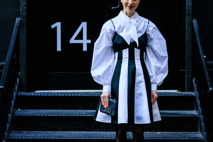 oversized white shirt, mini dress, white and black look, white and black dress, black clutch, carolina herrera bag, mary leest, fashion week, frenchystyle, FW, jonathan paciullo, street style, NYFW, NEW YORK, AUTUMN WINTER 2022-2023, FALL WINTER 2022_2023, FW 22-23, atmosphere details, horizontal