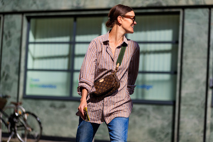jo ellison, striped shirt, orange shirt, louis vuitton bag, crossbody bag, logo shoulder strap, blue jeans, denim, fashion week, frenchystyle, FW, jonathan paciullo, street style, atmosphere details, horizontal, full length
