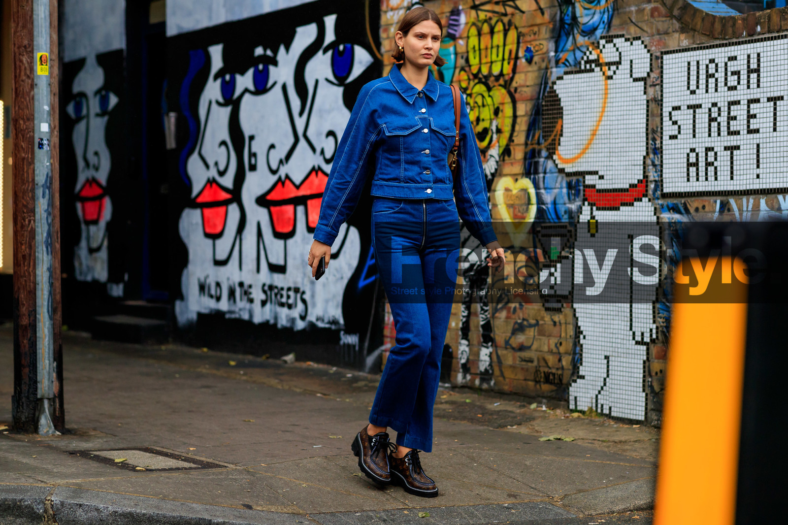 victoria sekrier, denim total look, denim jacket, blue jacket, blue jeans, flare jeans, louis vuitton shoes, paraboot shoes, fashion week, frenchystyle, FW, jonathan paciullo, street style, atmosphere details, horizontal, full length