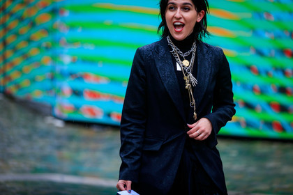 black jacket, multi necklace, silvered necklace, golden necklace, long necklace, big chain necklace, charms necklace, close up detail, necklace details, fashion week, frenchystyle, FW, jonathan paciullo, street style, PFW, PARIS, horizontal, atmosphere details, detail