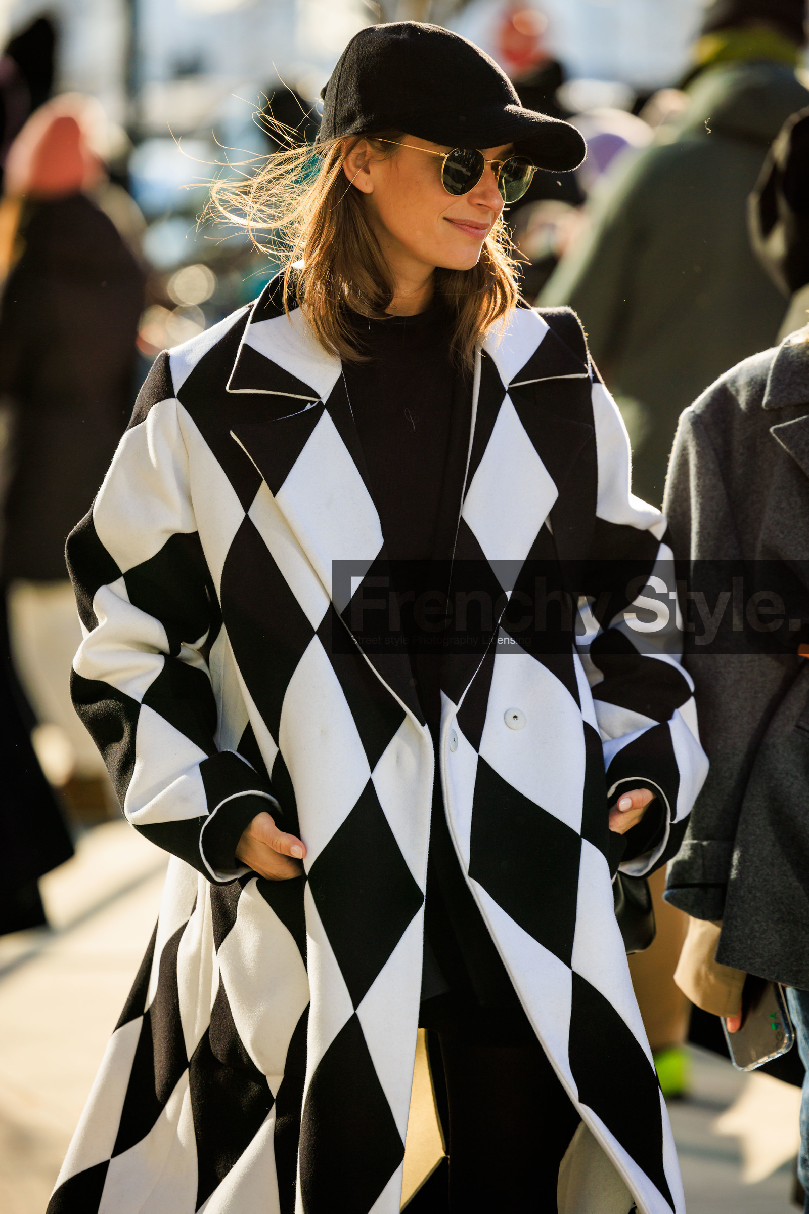 black cap, black glasses, rayban sunglasses, rhombuses coat, black and white coat, domino trench, printed trench coat, black tshirt, black pants, details, amanda alagem, street style, jonathan paciullo, FW, frenchystyle, fashion week, NYFW, NEW YORK, AUTUMN WINTER 2022-2023, FALL WINTER 2022_2023, FW 22-23, vertical, atmosphere details