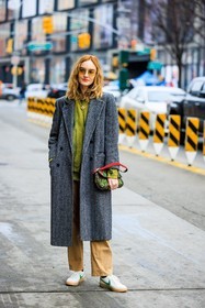 green jumper, tie dye jumper, grey coat, black buttoned coat, buttoned trench, yellow sunglasses, baguette fendi bag, chain necklace, fendi vintage bag, fendi logo bag, beige pants, straight cut pants, blacn and white sneakers, nike sneakers, hannah baxter, street style, jonathan paciullo, FW, frenchystyle, fashion week, NYFW, NEW YORK, AUTUMN WINTER 2022-2023, FALL WINTER 2022_2023, FW 22-23, vertical, full length