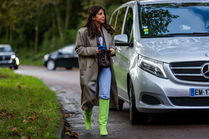 bag, blue jean, boots, brown bag, coat, denim, fluo green boots, grey coat, leather bag, leather boots, long coat, rings, street style, jonathan paciullo, FW, frenchystyle, fashion week, PFW, PARIS, SPRING SUMMER 2022, SS 22, horizontal, atmosphere details, full length