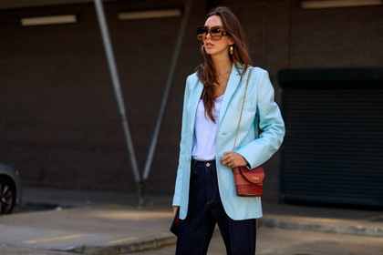 estelle pigault, gucci sunglasses, brown scale sunglasses, square shape glasses, retro shape glasses, hoop earrings, light blue jacket, leather jacket, white t-shirt, chloe bag, animal skin bag, brown leather bag, chain strap bag, golden chain strap bag, dark blue jeans, denim, flare jeans, fashion week, frenchystyle, FW, jonathan paciullo, street style, atmosphere details, horizontal, detail