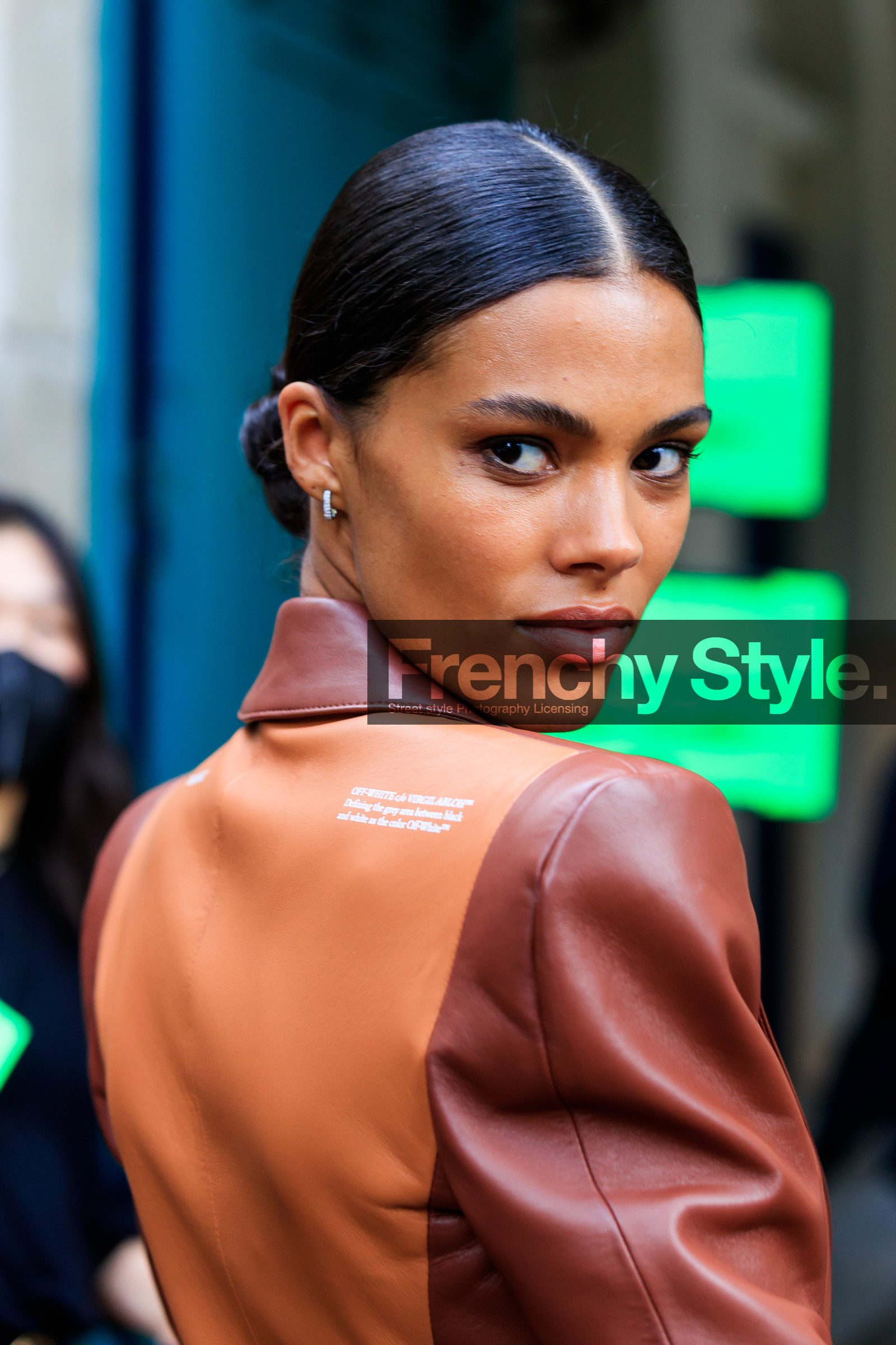 close up detail, back details, make up, make up details, hair details, brown leather jacket, camel leather jacket, off white jacket, tina kunakey, fashion week, frenchystyle, FW, jonathan paciullo, street style, PFW, PARIS, AUTUMN WINTER 2021-2022, FALL WINTER 2021-2022, FW 21-22, vertical, atmosphere details, detail