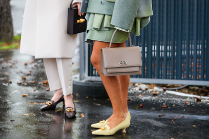 balenciaga bag, beige leather bag, hand bag, celine shoes, light green leather shoes, kitten heels shoes, golden buckle shoes, animal skin shoes, legs detail, bag detail, PARIS, PFW, SPRING SUMMER 2020, SS 20, fashion week, frenchystyle, FW, jonathan paciullo, street style, horizontal, atmosphere details, detail