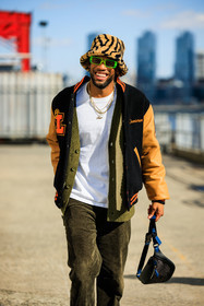 bucket hat, baseball jacket, black jacket, corduroy pants, kaki pants, banana bag, black fanny pack, orange font printed white tshirt, green sunglasses, overlayed necklaces, animal print hat, groovy sunglasses, fashion week, frenchystyle, FW, jonathan paciullo, street style, NYFW, NEW YORK, AUTUMN WINTER 2022-2023, FALL WINTER 2022_2023, FW 22-23, vertical, atmosphere details