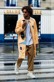orange jacket, orange trench coat, zipped jacket, long jacket, white t-shirt, white sneakers, converse shoes, high sneakers, camel pants, loose pants, crossbody bag, mini bag, cap, black bag, black leather bag, j w anderson bag, fashion week, frenchystyle, FW, jonathan paciullo, street style, PFW, PARIS, AUTUMN WINTER 2021-2022, FALL WINTER 2021-2022, FW 21-22, vertical, full length