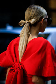 full red look, hair bow tail, hair style, details, bow dress, dress knot, back details, big golden loops, loop earrings, leonie hanne, fashion week, frenchystyle, FW, jonathan paciullo, street style, NYFW, NEW YORK, AUTUMN WINTER 2022-2023, FALL WINTER 2022_2023, FW 22-23, vertical, atmosphere details