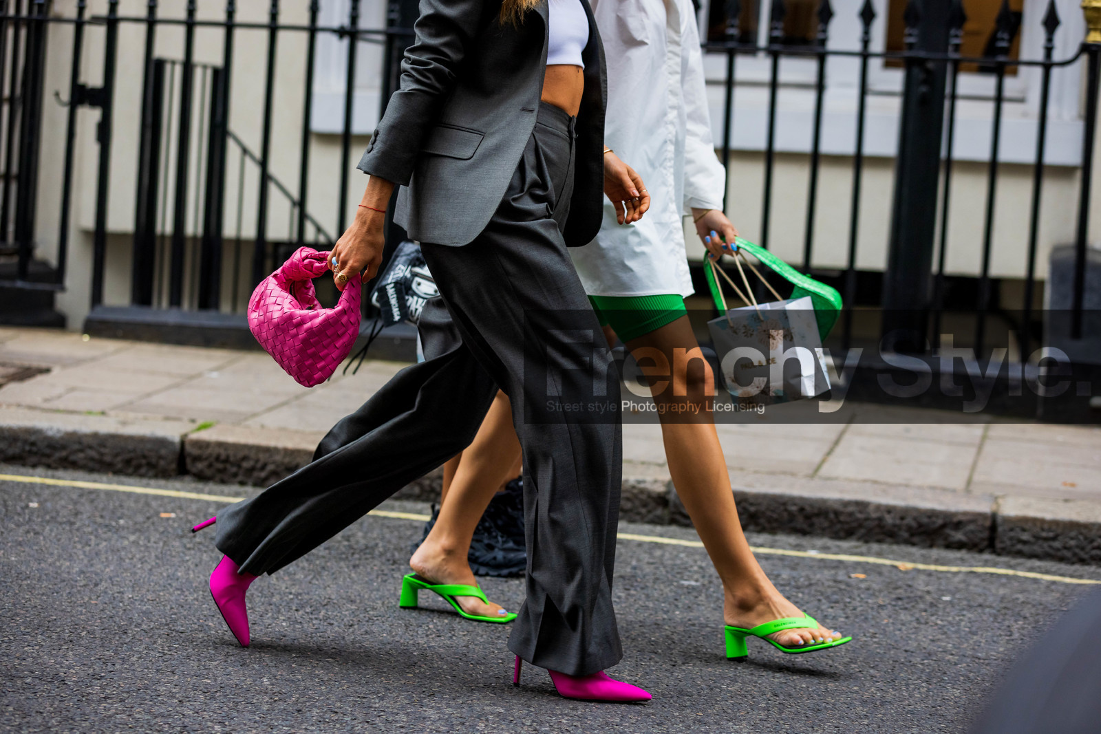 details, bottega veneta, bottega veneta bag, fuscia, pink, green, trousers, stilettos, heels, heeled sandals, handbag, white, biker shorts, fashion week, frenchystyle, FW, jonathan paciullo, street style, SPRING SUMMER 2022, SS 22, LFW, LONDON, horizontal, atmosphere details, detail