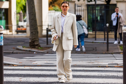 bag, beige bag, beige blazer, beige pants, beige suits, blazer, orange sunglasses, pants, sneakers, stripes, suits, sunglasses, white sneakers, white t-shirt, fashion week, frenchystyle, FW, jonathan paciullo, street style, PFW, PARIS, SPRING SUMMER 2022, SS 22, horizontal, atmosphere details, full length