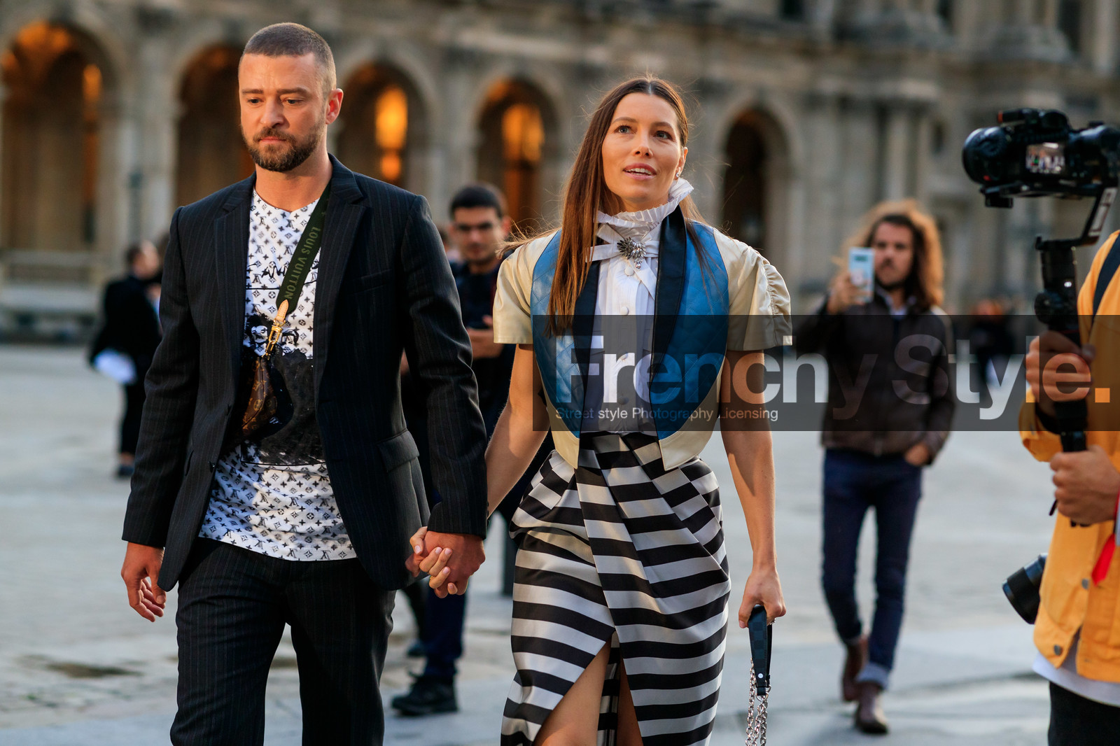 white top, monogrammed top, crossbody bag, monogrammed bag, brown leather bag, logo strap bag, green strap bag, white shirt, white skirt, white jacket, high collar shirt, ruffle shirt, ruffle collar shirt, short sleeves shirt, blue jacket, leather jacket, short sleeves jacket, satin skirt, beige leither jacket, striped skirt, black skirt, black and white skirt, split skirt, PARIS, PFW, SPRING SUMMER 2020, SS 20, fashion week, frenchystyle, FW, jonathan paciullo, street style, horizontal, atmosphere details, detail