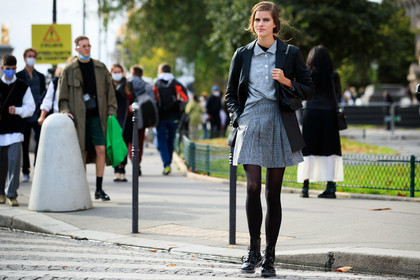 barbora podzimkova, light grey pullover, grey skirt, checked skirt, pleated skirt, mini skirt, school girl look, black leather jacket, black tights, black leather boots, flat boots, polish boots, doc marteens shoes, laced boots, make up, make up details, black eyeliner, black eyeshadows, PARIS, PFW, fashion week, frenchystyle, FW, jonathan paciullo, street style, SPRING SUMMER 2021, SS 21, horizontal, atmosphere details, full length, model