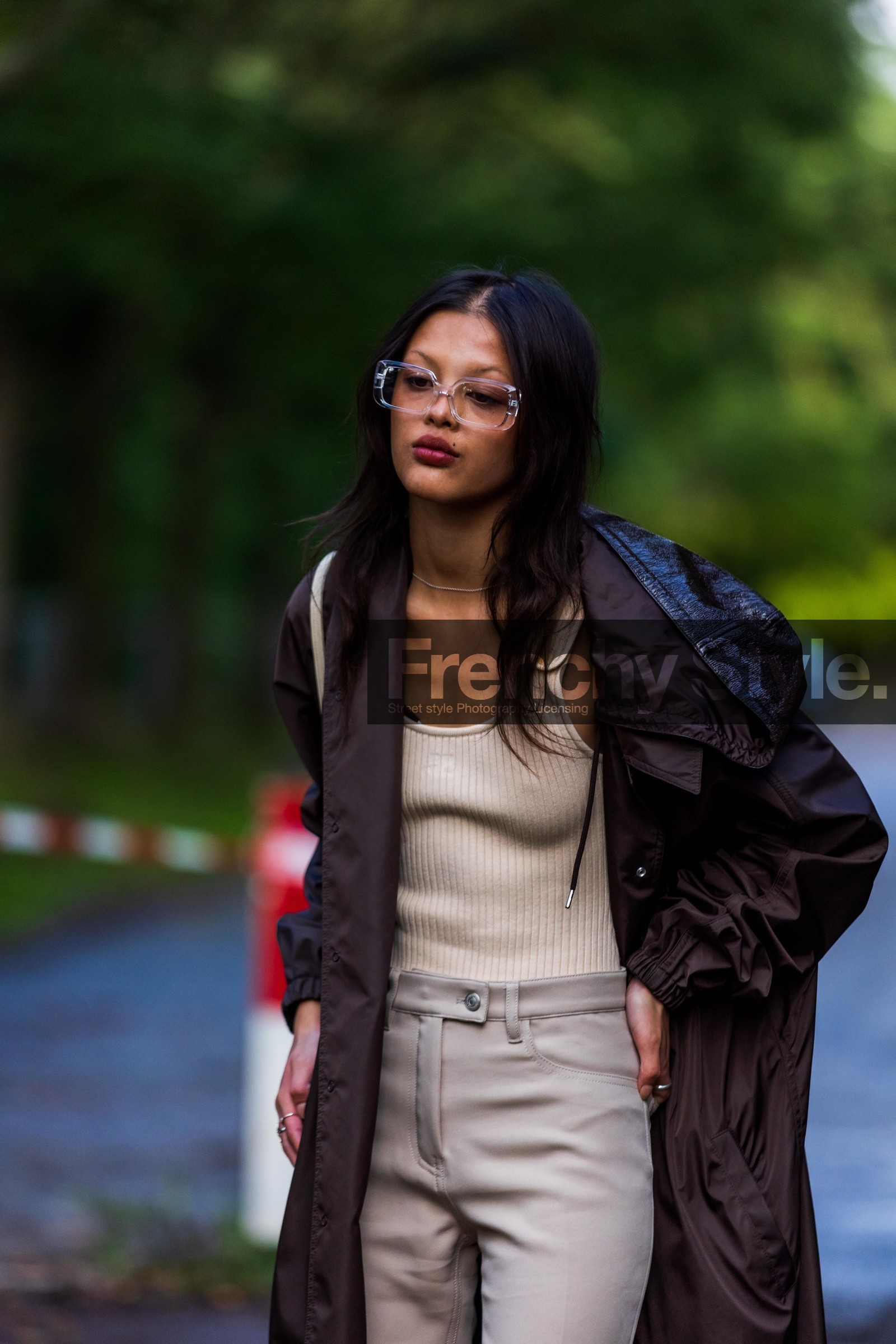 bag, beige bag, beige pants, beige top, brown raincoat, courreges bag, glasses, Jade Rabarivelo, long raincoat, pants, raincoat, ribbed top, round bag, transparent glasses, street style, jonathan paciullo, FW, frenchystyle, fashion week, PFW, PARIS, SPRING SUMMER 2022, SS 22, vertical, atmosphere details