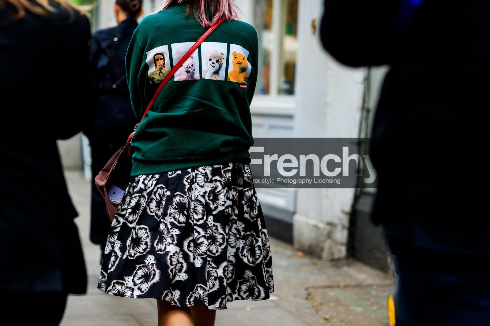 black and white, green sweater, printed sweater, supreme, fashion week, frenchystyle, FW, jonathan paciullo, street style, LFW, LONDON, SPRING SUMMER 2019, SS 19, atmosphere details, horizontal, detail