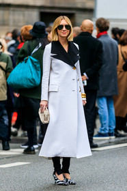 lisa aiken, white coat, black coat, bicolor coat, black leather shoes, white leather shoes, striped shoes, zebra printed shoes, white leather clutch, bottega veneta shoes, bottega veneta bag, golden necklace, black sunglasses, aviator sunglasses, rayban sunglasses, fashion week, frenchystyle, FW, jonathan paciullo, street style, PFW, PARIS, vertical, full length