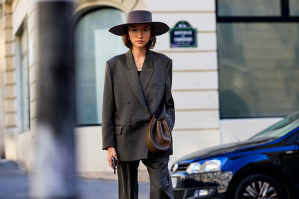 beatrice gutu, blazer, brown bag, grey hat, grey jacket, grey pants, grey suit, leather bag, trousers, fashion week, frenchystyle, FW, jonathan paciullo, street style, PFW, PARIS, AUTUMN WINTER 2019-2020, AW 19-20, FALL WINTER 2019-2020, FW 19-20, horizontal, atmosphere details, detail