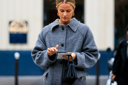 grey coat, used coat, golden earrings, stone earrings, hoop earrings, black leather bag, hand bag, box bag, fashion week, frenchystyle, FW, jonathan paciullo, street style, PFW, PARIS, horizontal, atmosphere details, detail