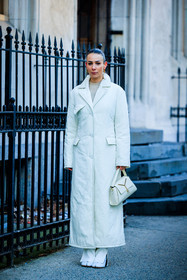 full white look, margiela tabi, tabi boots, white tabi, white boots, long white coat, long trench coat, white trench coat, white handbag, leather handbag, high bow tail, alice barbier, street style, jonathan paciullo, FW, frenchystyle, fashion week, NYFW, NEW YORK, AUTUMN WINTER 2022-2023, FALL WINTER 2022_2023, FW 22-23, vertical, full length