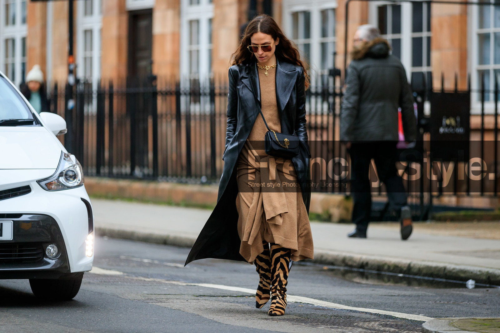 erika boldrin, black leather jacket, black leather bag, j w anderson bag, j w anderson necklace, beige dress, knit dress, knitwear, knoted dress, long dress, long jacket, crossbody bag, striped boots, fur boots, beige boots, black boots, high boots, aviator sunglasses, metalic frame sunglasses, golden necklace, big chain necklace, fashion week, frenchystyle, FW, jonathan paciullo, street style, LFW, LONDON, AUTUMN WINTER 2020-2021, FALL WINTER 2020-2021, FW 20-21, horizontal, atmosphere details, full length