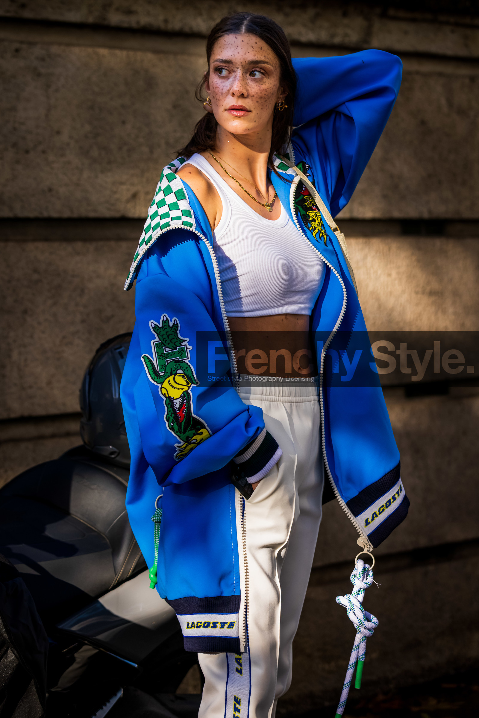 blue hoddie, bra, cropped top, hoddie, jogging, lacoste look, Maeva Marshall, oversize hoddie, print, white bra, white cropped top, white jogging, zipped hoddie, lacoste, fashion week, frenchystyle, FW, jonathan paciullo, street style, PFW, PARIS, SPRING SUMMER 2022, SS 22, vertical, atmosphere details