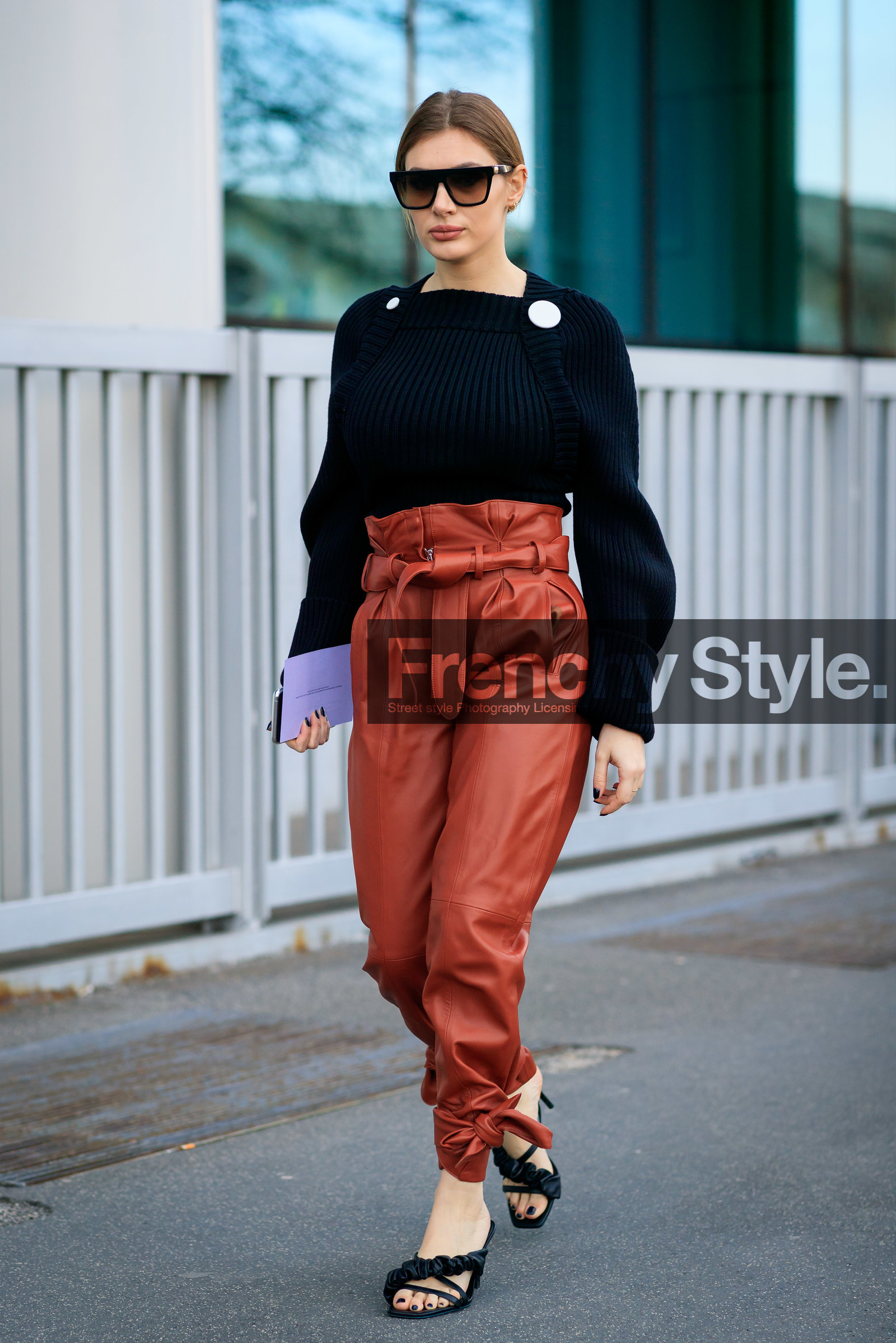 camel leather pants, black pullover, black sunglasses, square shape glasses, high waist pants, belted pants, black leather sandals, fashion week, frenchystyle, FW, jonathan paciullo, street style, MFW, MILAN, AUTUMN WINTER 2020-2021, FALL WINTER 2020-2021, FW 20-21, vertical, full length