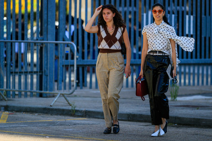 caroline issa, jacquard pullover, sleeveless pullover, brown pullover, checked pants, beige pants, carrot pants, black leather shoes, black leather loafers, vintage look, big chain necklace, golden necklace, high waist pants, polka dots shirt, white shirt, black dots, lavalliere collar, sleeveless shirt, black leather pants, cropped pants, black and white look, red sunglasses, black and white shoes, black vinyl pants, oversize pants, burgundy leather bag, hand bag, fashion week, frenchystyle, FW, jonathan paciullo, street style, atmosphere details, horizontal, full length