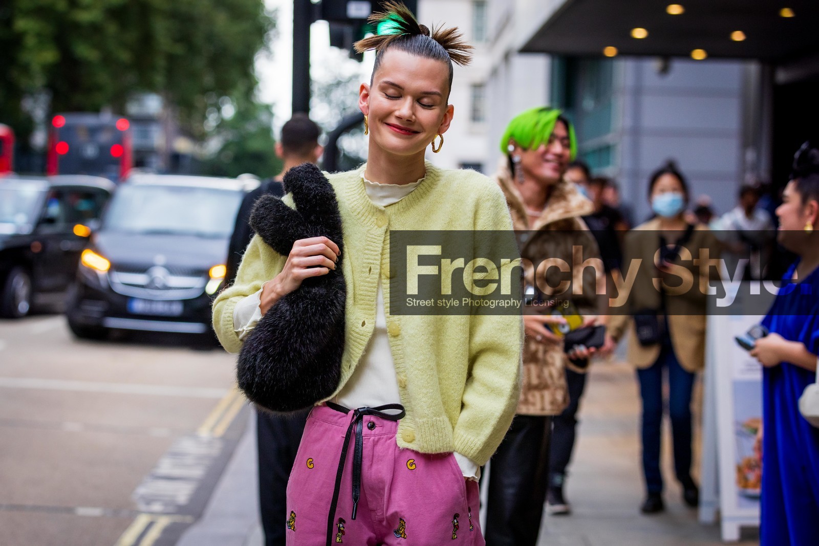 Daniela Kocianova, knits, cardigan, yellow, pink, trousers, pants, high waisted, black, cabas bag, furry bag, handbag, loops, print, fashion week, frenchystyle, FW, jonathan paciullo, street style, SPRING SUMMER 2022, SS 22, LFW, LONDON, horizontal, atmosphere details, detail, model