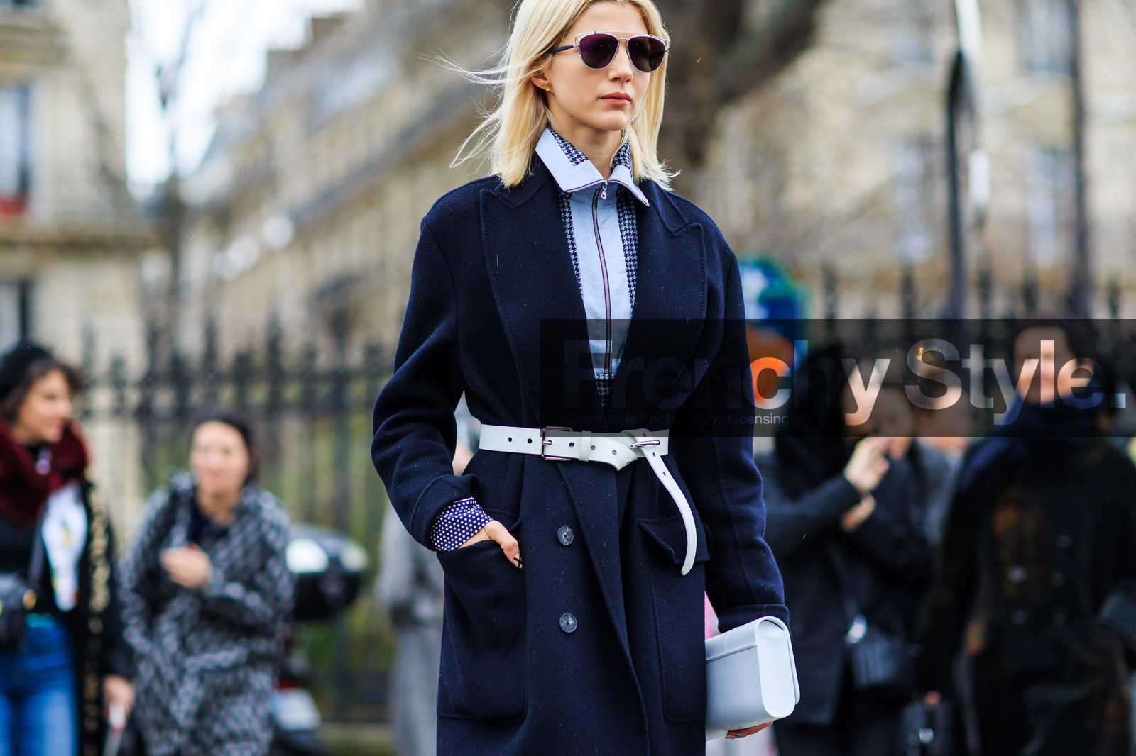 atmosphere details, AUTUMN WINTER 2016-2017, AW 16-17, belted coat, black coat, blue sweater, detail, FALL WINTER 2016-2017, fashion week, frenchystyle, FW, FW 16-17, horizontal, jonathan paciullo, leather belt, overcoat, PARIS, PFW, Samantha Angelo, street style, sunglasses, white belt, white clutch