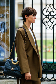 black leather bag, quilted bag, chanel bag, chain strap bag, big chain strap bag, golden chain strap bag, silvered chain strap bag, shoulder bag, brown jacket, make up, make up details, hair details, haircut, blue eyeliner, loose jacket, beauty details, beauty, fashion week, frenchystyle, FW, jonathan paciullo, street style, PFW, PARIS, AUTUMN WINTER 2021-2022, FALL WINTER 2021-2022, FW 21-22, vertical, atmosphere details, detail, model