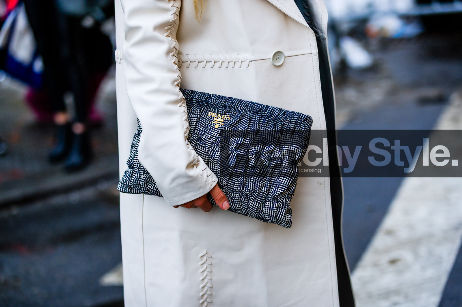 atmosphere details, AUTUMN WINTER 2017-2018, AW 17-18, black and white bag, detail, FALL WINTER 2017-2018, fashion week, frenchystyle, FW, FW 17-18, horizontal, jonathan paciullo, leather bag, NEW YORK, NYFW, overcoat, prada, printed clutch, street style, white coat