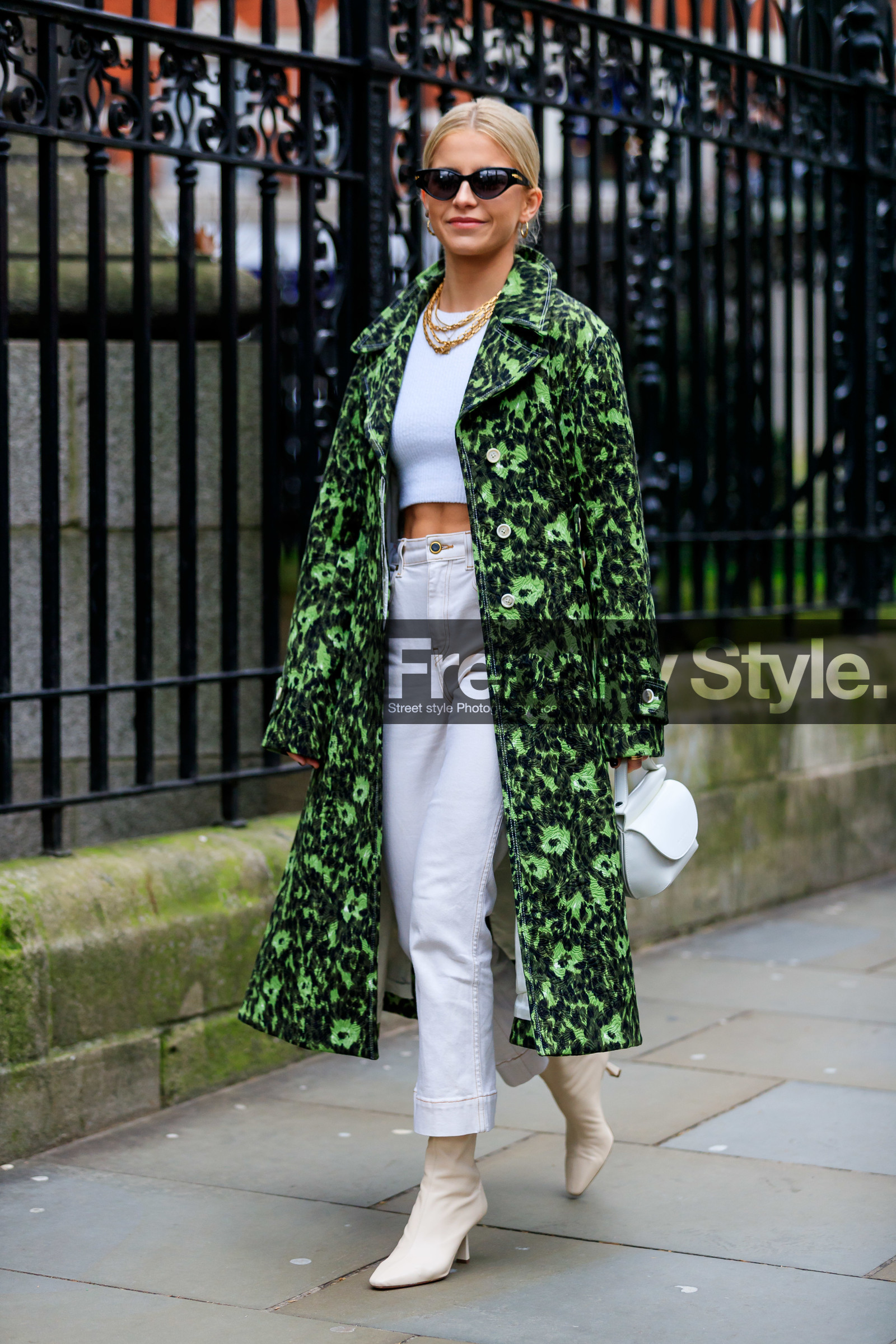 caro daur, black sunglasses, butterfly sunglasses, multi necklace, golden necklace, golden earrings, hoop earrings, big chain necklace, chain necklace, white pullover, white jeans, white leather bag, white leather boots, cropped pullover, green coat, brocart coat, floral embroidered coat, floral printed coat, mini bag, hand bag, round shape bag, high heels boots, fashion week, frenchystyle, FW, jonathan paciullo, street style, LFW, LONDON, AUTUMN WINTER 2020-2021, FALL WINTER 2020-2021, FW 20-21, vertical, full length