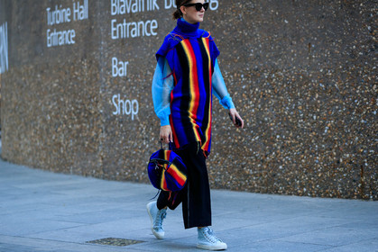 novesta sneakers, light blue sneakers, black pants, cropped pants, multicolor bag, multicolor dress, celine sunglasses, woolen dress, woolen bag, turtleneck dress, sleeveless dress, fringe dress, fashion week, frenchystyle, FW, jonathan paciullo, street style, atmosphere details, horizontal, detail