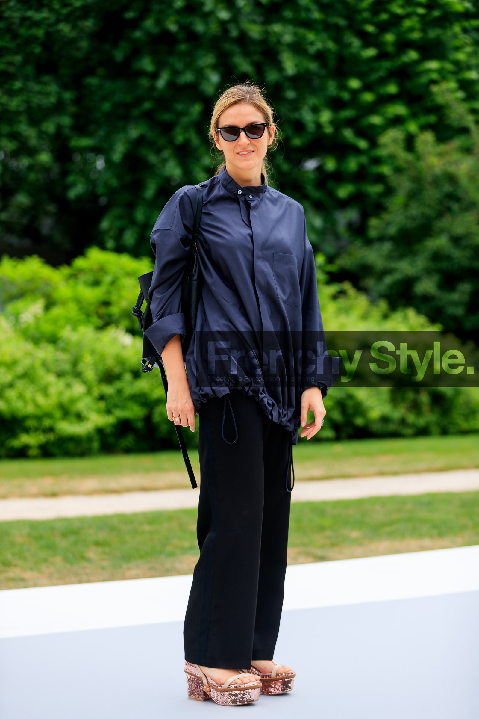 black pants, blue shirt, leather shoes, pink shoes, shiny shoes, sunglasses, trousers, fashion week, frenchystyle, FW, jonathan paciullo, street style, PFW, PARIS, vertical, full length, AUTUMN WINTER 2018-2019, FALL WINTER 2018-2019, FW 18-19, Gaia Repossi