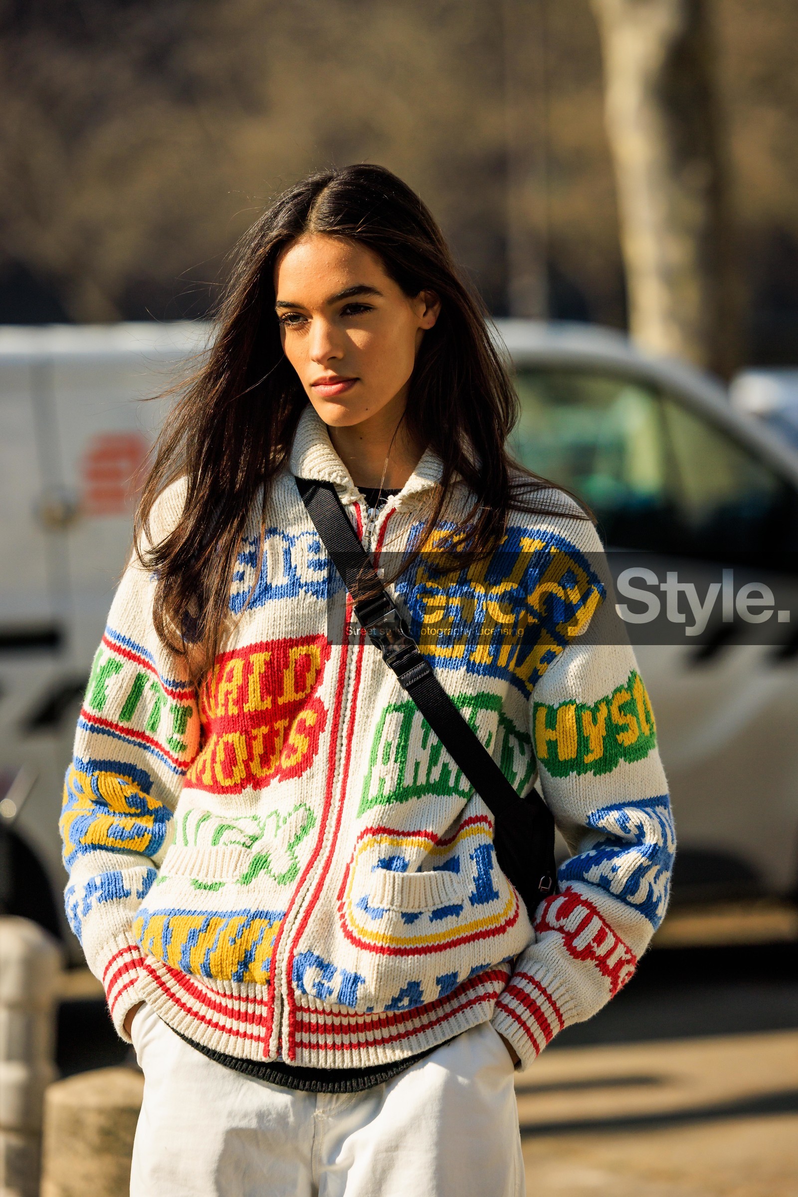 knitted cardigan, multocolor cardigan, printed cardigan, crossbody bag, white trousers, cargo pants, long hair, model, FW 22-23, FALL WINTER 2022_2023, AUTUMN WINTER 2022-2023, fashion week, frenchystyle, FW, jonathan paciullo, street style, PFW, PARIS, vertical, detail