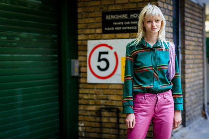 graphic shirt, green shirt, green shoes, leather bag, leather pants, leather shoes, model, pink bag, pink pants, printed shirt, trousers, fashion week, frenchystyle, FW, jonathan paciullo, street style, LFW, LONDON, SPRING SUMMER 2019, SS 19, atmosphere details, horizontal, detail