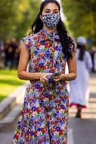 Caroline Issa, color, dress, facial mask, flower print, flowers, necktie, print, printed dress, purple dress, fashion week, frenchystyle, FW, jonathan paciullo, street style, MFW, MILAN, SPRING SUMMER 2022, SS 22, vertical, atmosphere details, detail