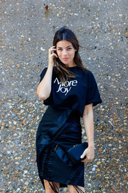 black bag, black skirt, black t shirt, julia restoin roitfeld, julia restoin roitfield, leather bag, printed t shirt, tone on tone, total look black, fashion week, frenchystyle, FW, jonathan paciullo, street style, LFW, LONDON, SPRING SUMMER 2019, SS 19, vertical, detail, atmosphere details