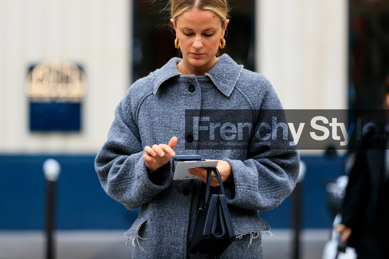 grey coat, used coat, golden earrings, stone earrings, hoop earrings, black leather bag, hand bag, box bag, fashion week, frenchystyle, FW, jonathan paciullo, street style, PFW, PARIS, horizontal, atmosphere details, detail