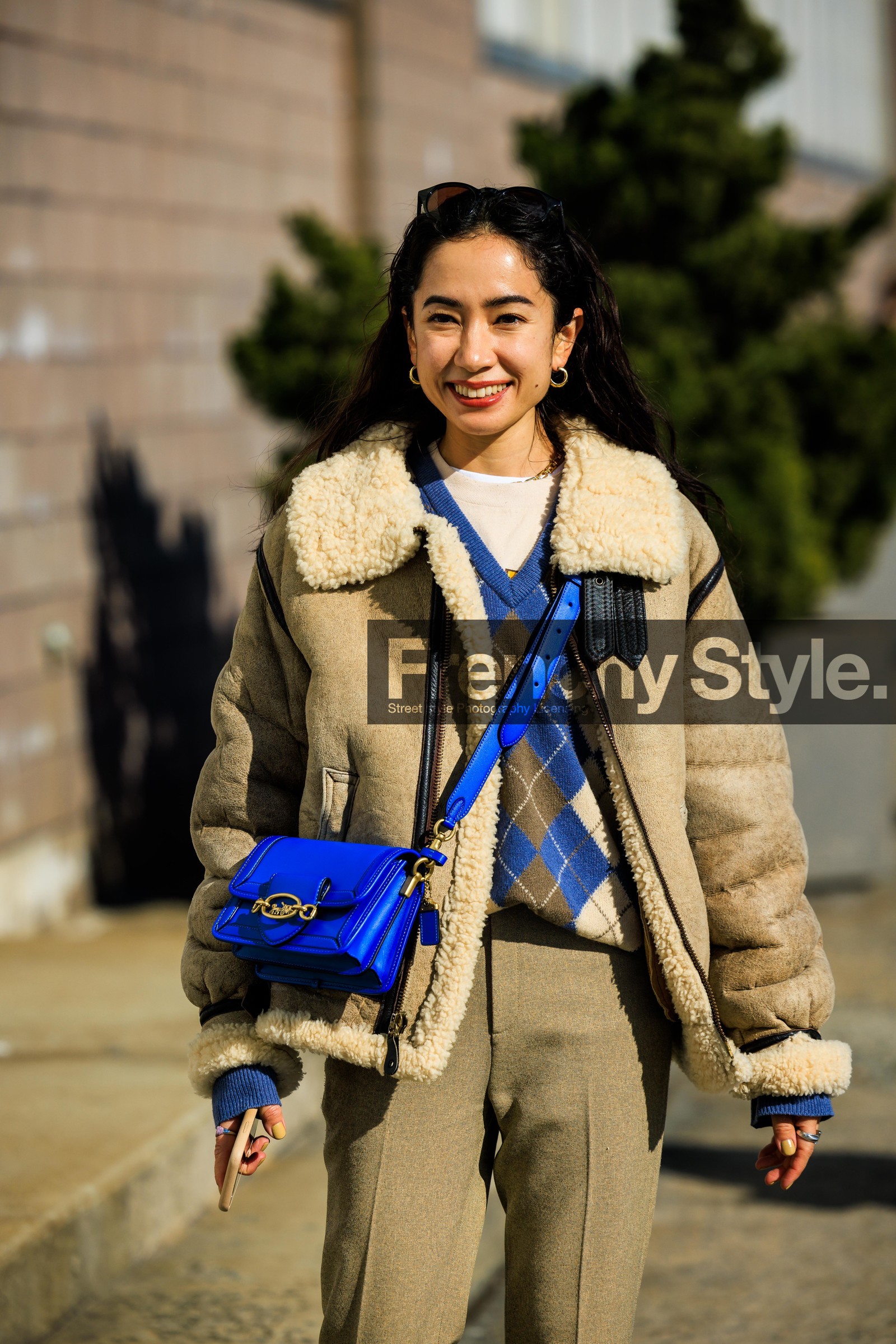 blue coach bag, blue crossbody bag, coach handbag, puffy leather jacket, beige leather jacket, rhombuses sweater, blue sweater, printed pullover, grey pants, dark sunglasses, golden loops, fashion week, frenchystyle, FW, jonathan paciullo, street style, NYFW, NEW YORK, AUTUMN WINTER 2022-2023, FALL WINTER 2022_2023, FW 22-23, vertical, atmosphere details
