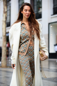 estelle pigault, miu miu bag, miu miu cardigan, miu miu pants, miu miu look, white coat, oversize coat, beige cardigan, beige pants, legging pants, knit pants, knitwear, nude leather bag, nude leather clutch, beige leather bag, beige leather clutch, golden strap bag, miu miu shoes, PARIS, PFW, fashion week, frenchystyle, FW, jonathan paciullo, street style, SPRING SUMMER 2021, SS 21, vertical, atmosphere details, detail