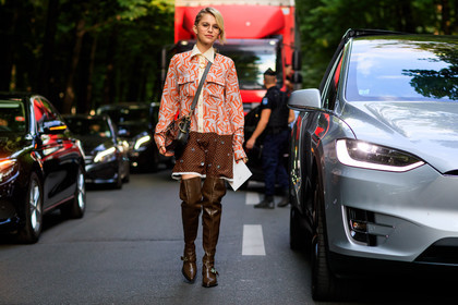 braids, brown boot, chloé, graphic dress, green bag, high boots, leather bag, leather shoes, orange dress, printed dress, fashion week, frenchystyle, FW, jonathan paciullo, street style, PFW, PARIS, horizontal, atmosphere details, full length, AUTUMN WINTER 2018-2019, FALL WINTER 2018-2019, FW 18-19, caro daur