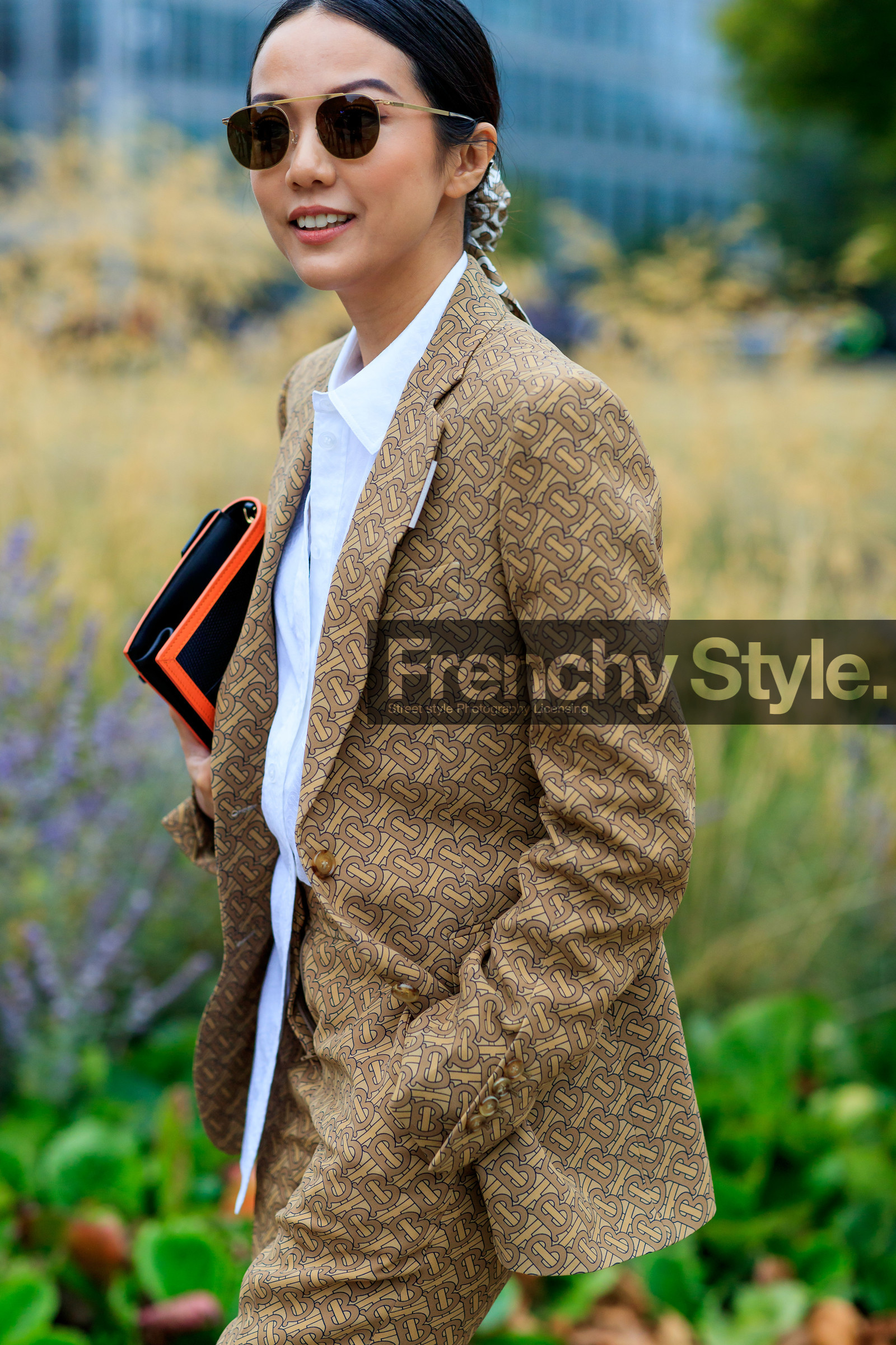 yoyo cao, burberry total look, burberry jacket, burberry pants, burberry bag, monogrammed jacket, monogrammed pants, logo all over, white shirt, beige jacket, beige pants, black leather bag, orange leather bag, burgundy leather bag, aviator sunglasses, metalic frame sunglasses, long shirt, beige suits, fashion week, frenchystyle, FW, jonathan paciullo, street style, vertical, detail, atmosphere details
