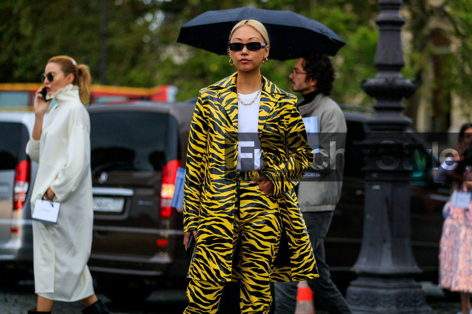 vanessa hong, yellow jacket, yellow pants, animal print jacket, animal print pants, striped jacket, striped pants, vinyl jacket, vinyl pants, hoop earrings, multi earrings, golden earrings, black sunglasses, small sunglasses, big chain necklace, golden necklace, PARIS, PFW, SPRING SUMMER 2020, SS 20, fashion week, frenchystyle, FW, jonathan paciullo, street style, horizontal, atmosphere details, detail