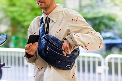 atmosphere details, beige shirt, black bag, detail, fanny pack, fashion week, frenchystyle, FW, gucci, horizontal, jonathan paciullo, julien boudet, leather bag, MENSWEAR, PARIS, PFW, rings, SPRING SUMMER 2018, SS 18, street style