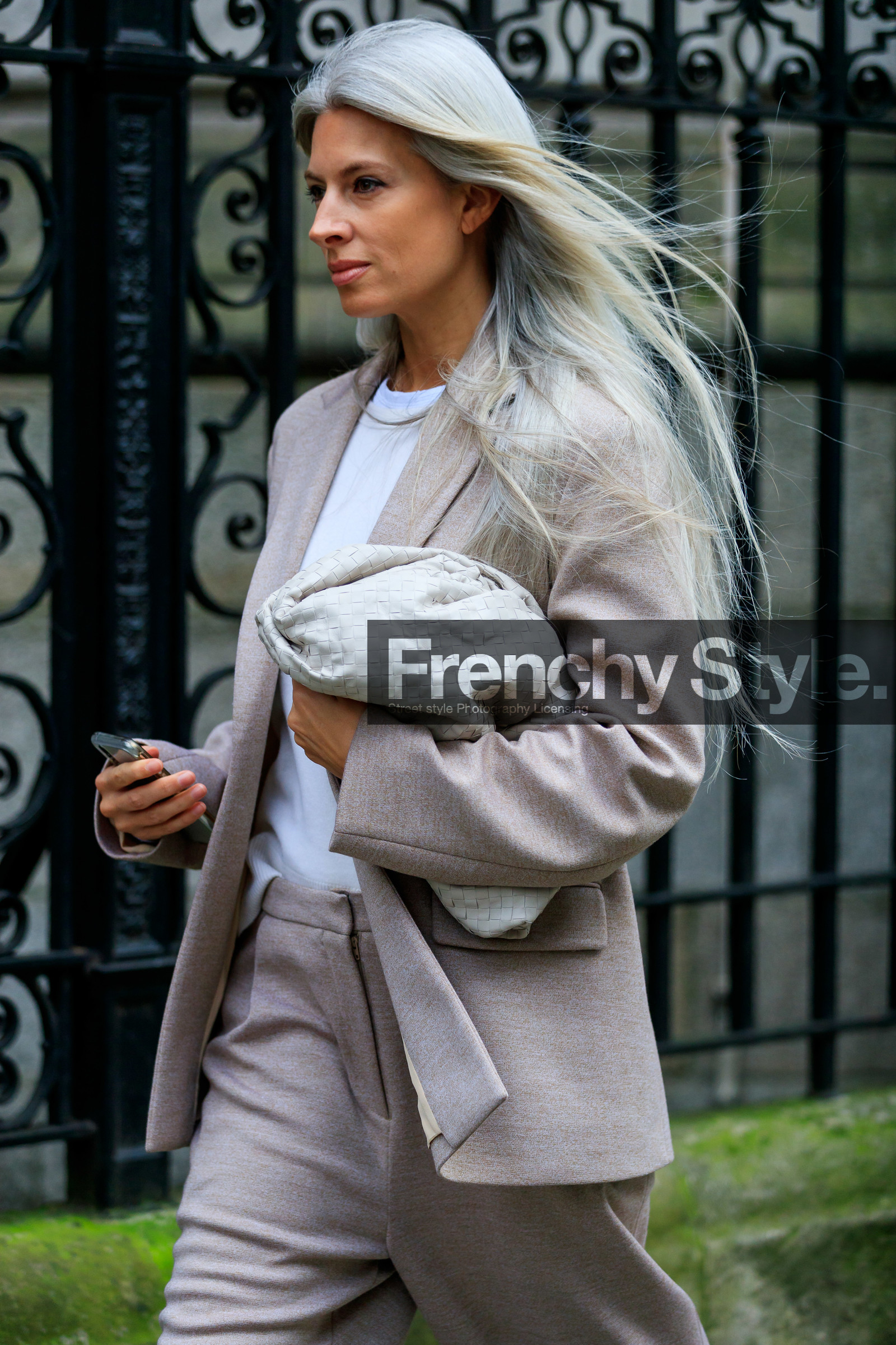 sarah harris, light beige jacket, light beige pants, light beige leather bag, light grey leather bag, light grey leather clutch, light beige leather clutch, bottega veneta bag, plaited clutch, fashion week, frenchystyle, FW, jonathan paciullo, street style, LFW, LONDON, AUTUMN WINTER 2020-2021, FALL WINTER 2020-2021, FW 20-21, vertical, atmosphere details, detail