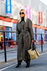 beige bag, black shoes, grey coat, high heels, leather bag, leather shoes, sunglasses, street style, jonathan paciullo, FW, frenchystyle, fashion week, NYFW, NEW YORK, AUTUMN WINTER 2018-2019, AW 18-19, FALL WINTER 2018-2019, FW 18-19, vertical, full length, linda tol